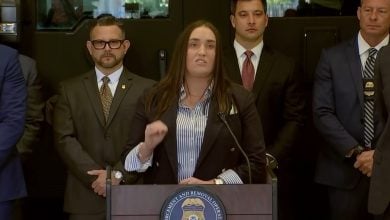 Conferencia de prensa llevada a cabo por las autoridades. (Captura de pantalla © Telemundo 51)