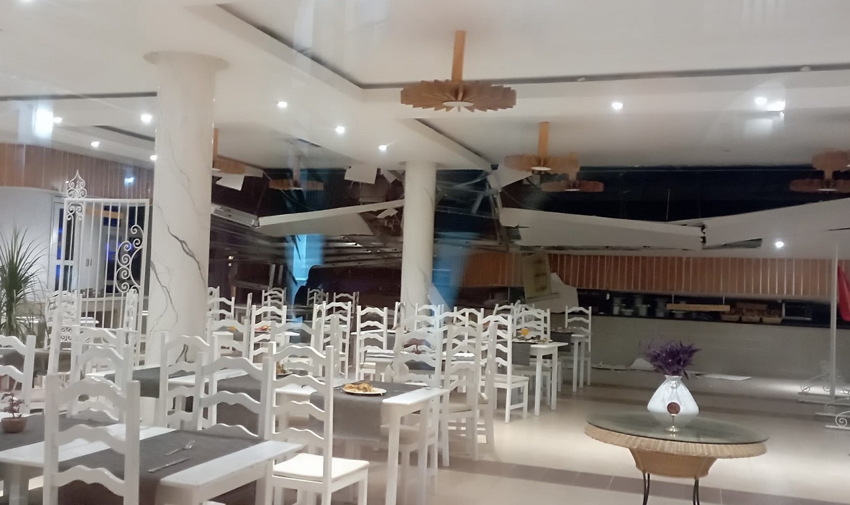 Parte del techo cayó mientras varios turistas se encontraban en el lugar. (Foto © La Tijera-Facebook)