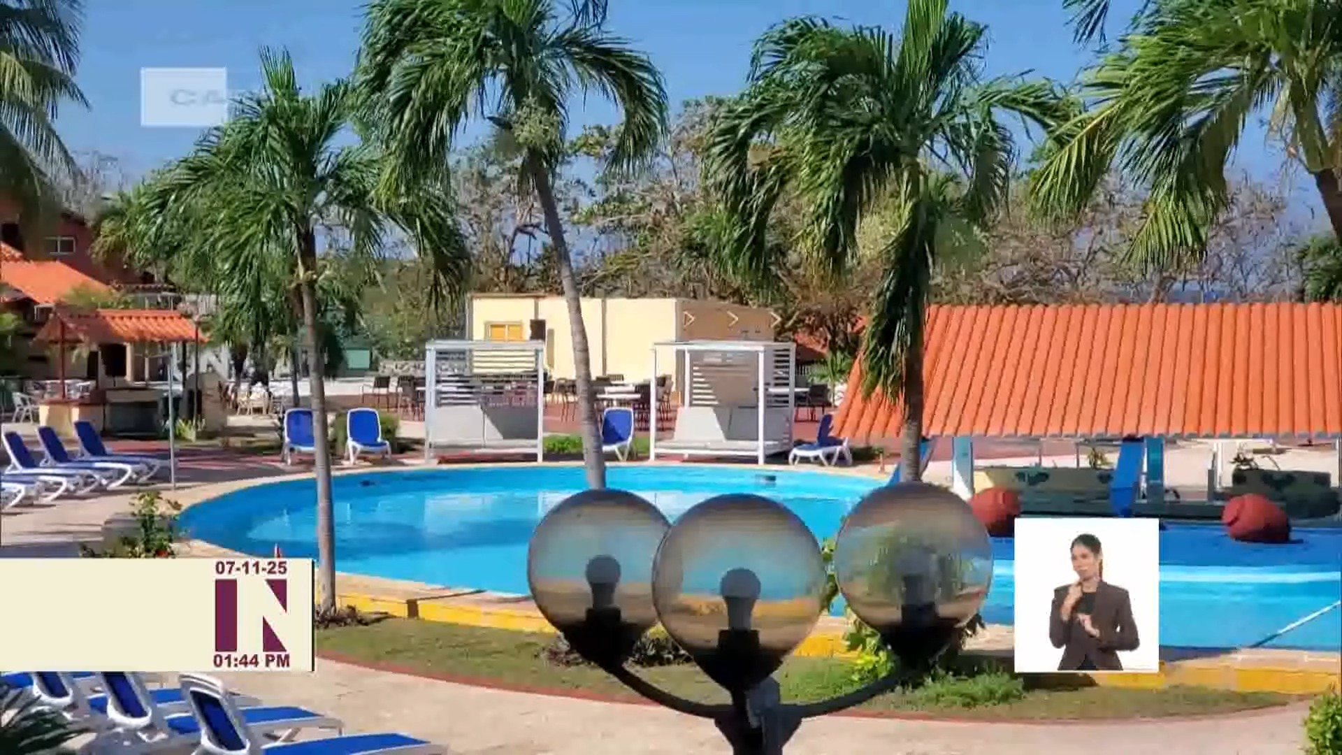 La prensa estatal celebró que los hoteles ya pueden recibir turistas, todo mientras el pueblo sufre. (Captura de pantalla © Canal Caribe-YouTube)