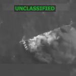 Momento en el que la lancha fue atacada.(Captura de pantalla © Secretary of War Pete Hegseth-Twitter)