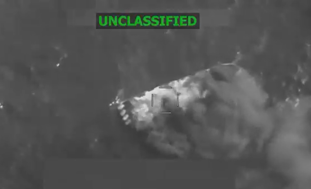 Momento en el que la lancha fue atacada.(Captura de pantalla © Secretary of War Pete Hegseth-Twitter)