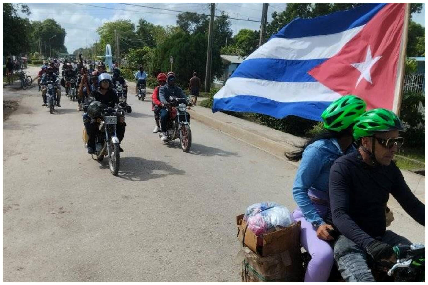 Cubanos en el exilio reunieron ayuda humanitaria que se entregó con motos en Cuba. (Foto © Miriam Cr- Facebook)