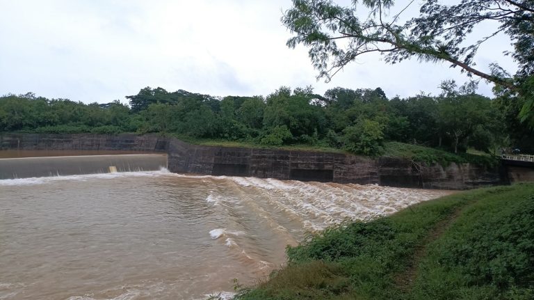 Inundaciones en Granma: fuertes lluvias desbordan las presas