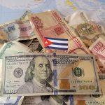 Imagen ilustrativa de dólares y pesos cubanos. (Foto © Asere Noticias)