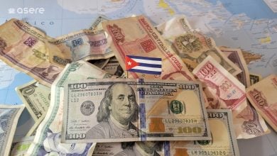 Imagen ilustrativa de dólares y pesos cubanos. (Foto © Asere Noticias)