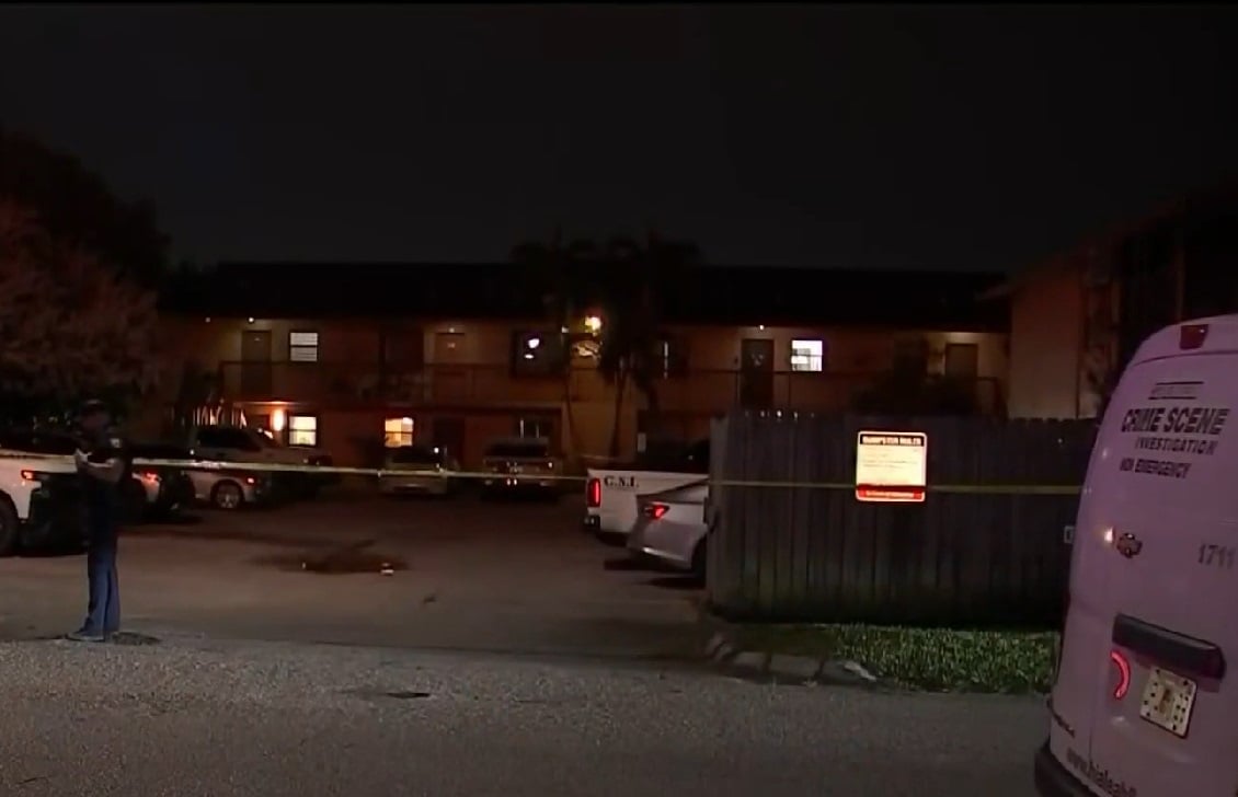 Las autoridades arribaron a la escena, pero el atacante y la víctima ya habían fallecido. (Captura de pantalla © Telemundo 51)