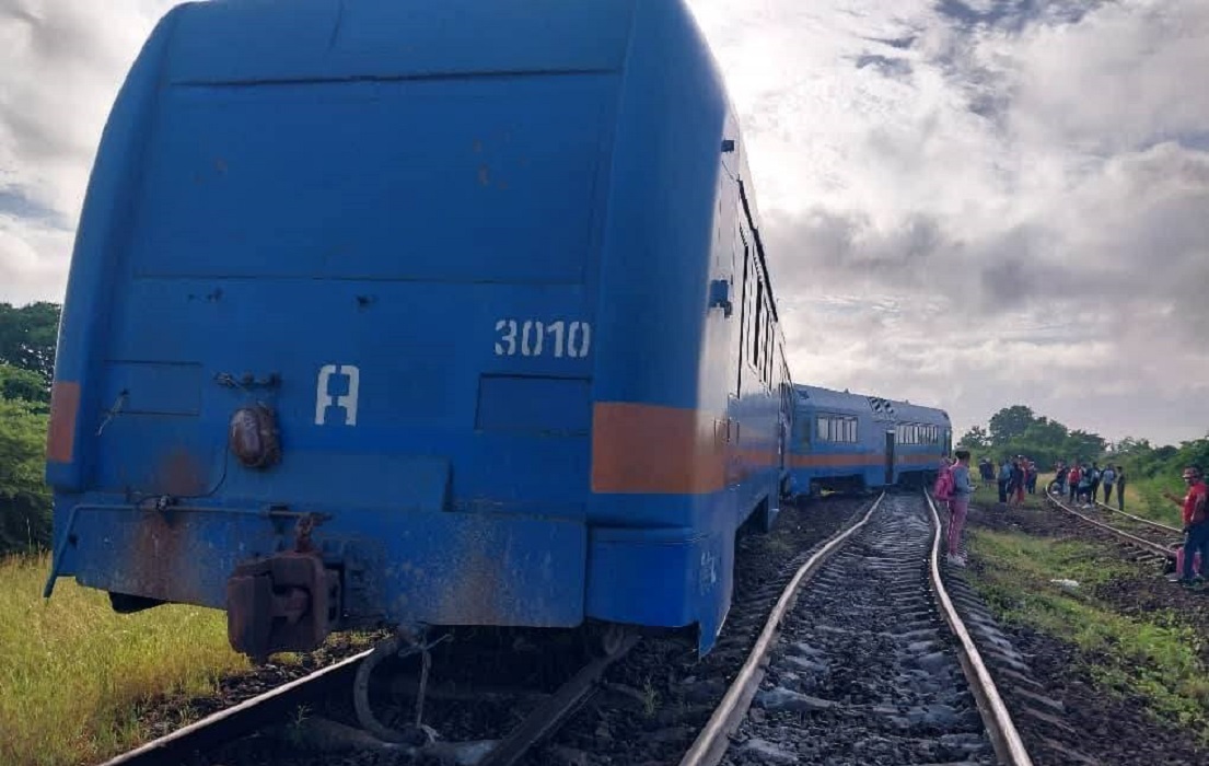 El tren se descarriló durante la mañana de este miércoles. (Foto © Edmundo Dantés Junior-Facebook)