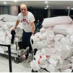 Activista Carlos Lazo junto a las donaciones de leche a su fundación Puentes de Amor. (Foto © Carlos Lazo- Facebook)
