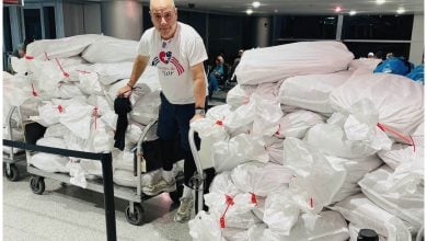 Activista Carlos Lazo junto a las donaciones de leche a su fundación Puentes de Amor. (Foto © Carlos Lazo- Facebook)