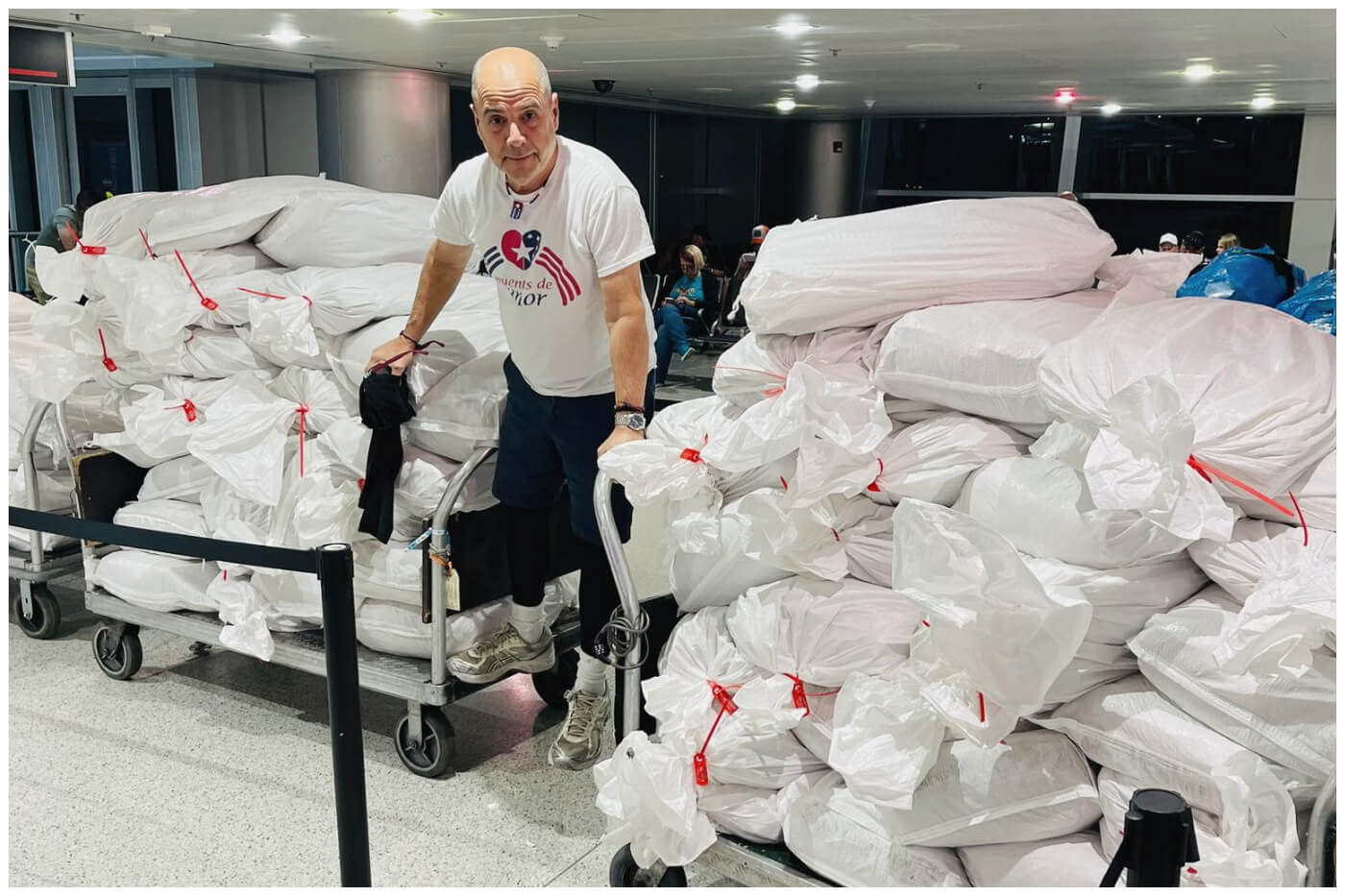 Activista Carlos Lazo junto a las donaciones de leche a su fundación Puentes de Amor. (Foto © Carlos Lazo- Facebook)