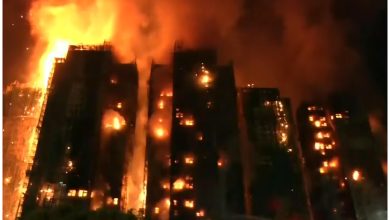 El fuego se extendió por andamios de bambú y lona, afectó siete edificios. (Captura de pantalla © Telemundo 51- YouTube)