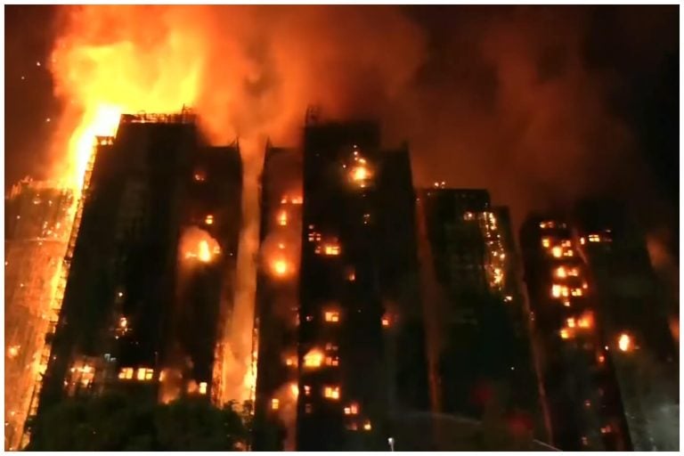 Detienen a implicados con incendio en Hong Kong: aumenta a 128 muertos