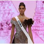 Lina Luaces en la gala de presentación de Miss Universo, en Tailandia. (Captura de pantalla © Majinbenz- YouTube)