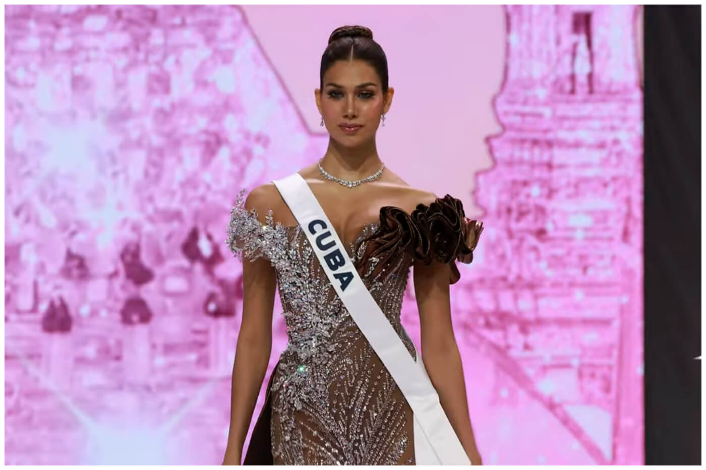 Lina Luaces en la gala de presentación de Miss Universo, en Tailandia. (Captura de pantalla © Majinbenz- YouTube)