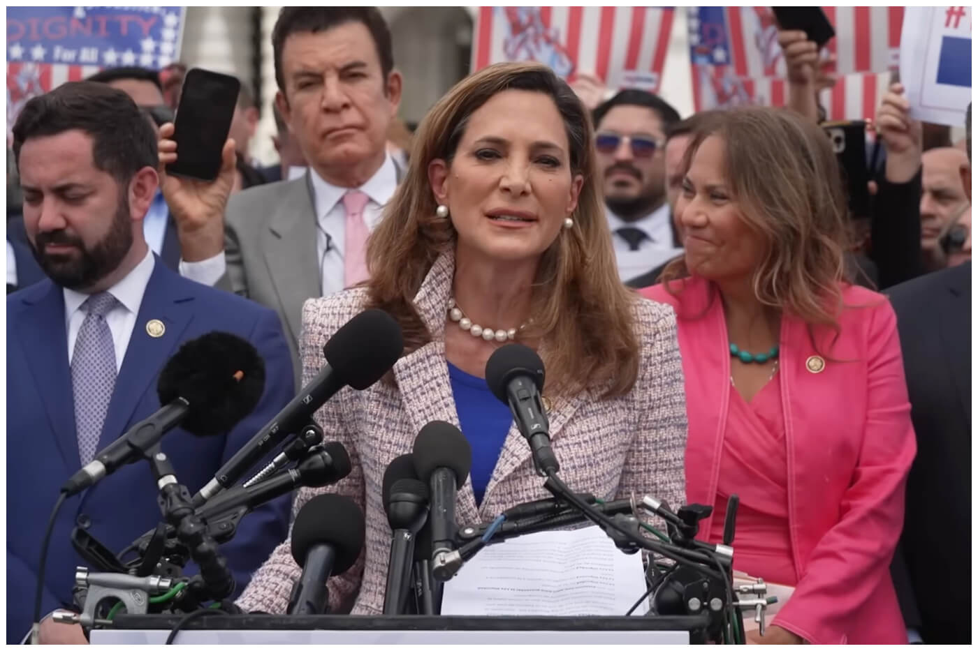 La congresista María Elvira Salazar nació en EEUU, hija de padres cubanos. (Captura de pantalla © María Elvira Salazar- YouTube)