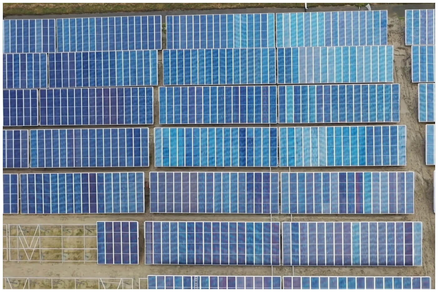 Paneles solares, un solo parque puede tener hasta miles de paneles con baterías de almacenamiento. (Captura de pantalla © Cambio16- YouTube)