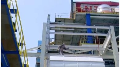 Trabajador de la UNE arreglando una de las múltiples averías en una planta termoeléctrica de Cuba. Imagen de referencia. (Captura de pantalla © Canal Caribe- YouTube)