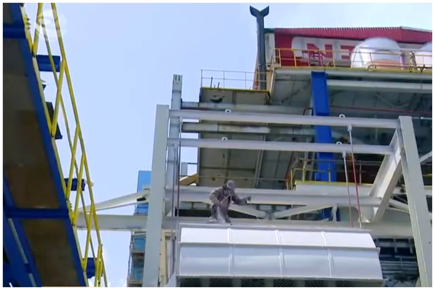 Trabajador de la UNE arreglando una de las múltiples averías en una planta termoeléctrica de Cuba. Imagen de referencia. (Captura de pantalla © Canal Caribe- YouTube)