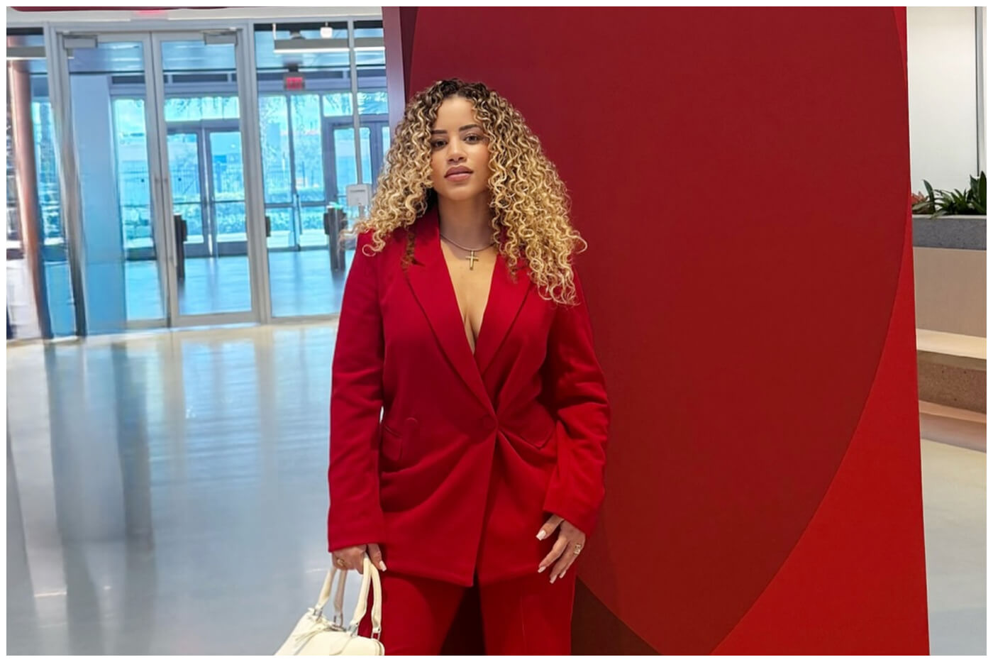 Flor de Cuba llegó a las instalaciones de Telemundo. (Captura de pantalla © Una flor oficial- Instagram)