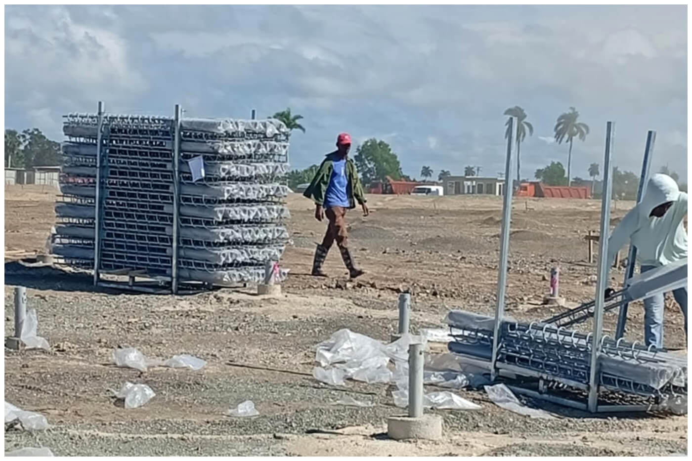 Construcción de parque solar en Placetas. (Foto © Unión Eléctrica de Cuba- Facebook)