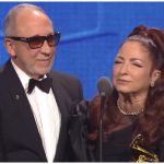 Gloria y Emilio Estefan, la cantante subió acompañada de su esposo a recibir su premio. (Captura de pantalla © Univisión- YouTube)