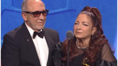 Gloria y Emilio Estefan, la cantante subió acompañada de su esposo a recibir su premio. (Captura de pantalla © Univisión- YouTube)