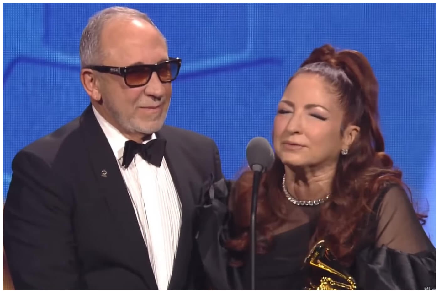 Gloria y Emilio Estefan, la cantante subió acompañada de su esposo a recibir su premio. (Captura de pantalla © Univisión- YouTube)