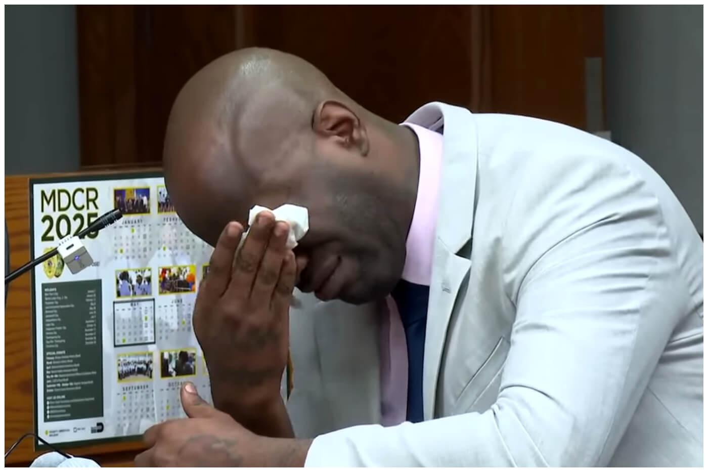 Chocolate rompió en llanto al escuchar el veredicto que podría dejarlo en la cárcel de por vida. (Captura de pantalla © WPLG Local 10- YouTube)