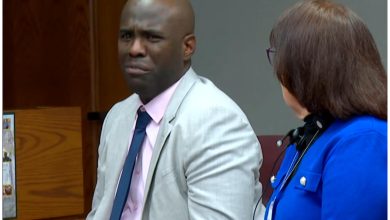 El reguetonero Chocolate MC llora en la Corte al escuchar su veredicto. (Captura de pantalla © WPLG Local 10- YouTube)