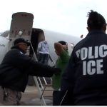 Vuelo de deportación de inmigrantes. Imagen de referencia. (Captura de pantalla © wwwICEgov- YouTube)