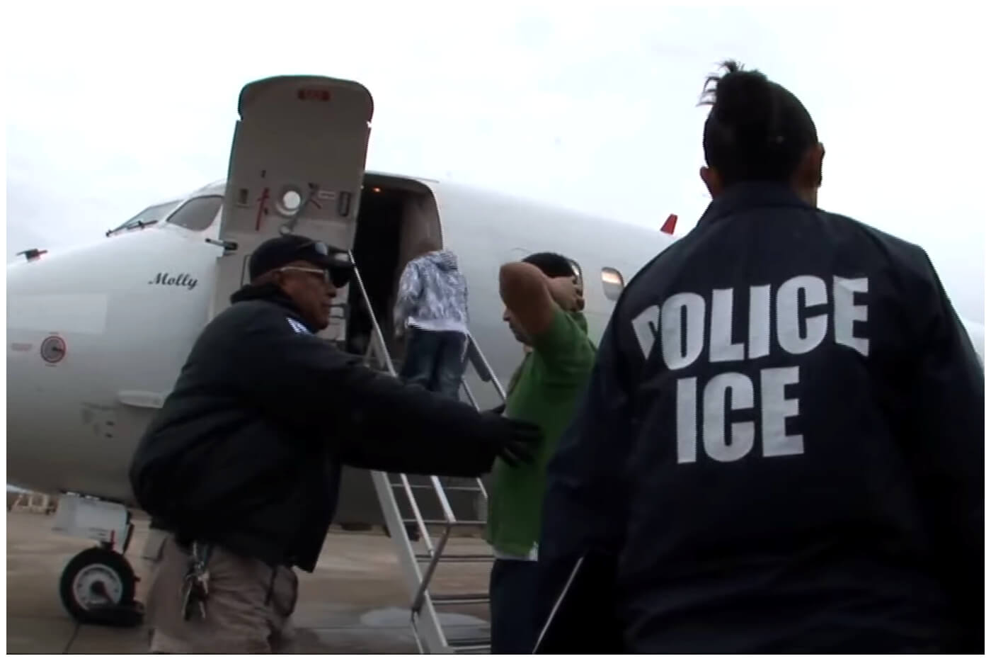 Vuelo de deportación de inmigrantes. Imagen de referencia. (Captura de pantalla © wwwICEgov- YouTube)