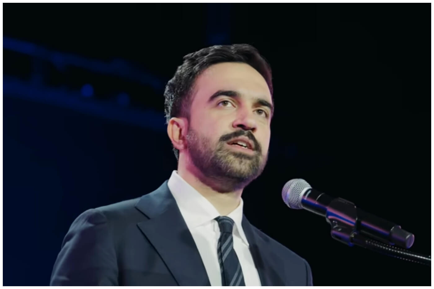 Zohran Mamdani se autodenomina 'socialista', por sus políticas hacia la población, como transporte público gratuito, regulación de rentas y aumento de salario mínimo. (Captura de pantalla © Zohran Mamdani for NYC- YouTube)