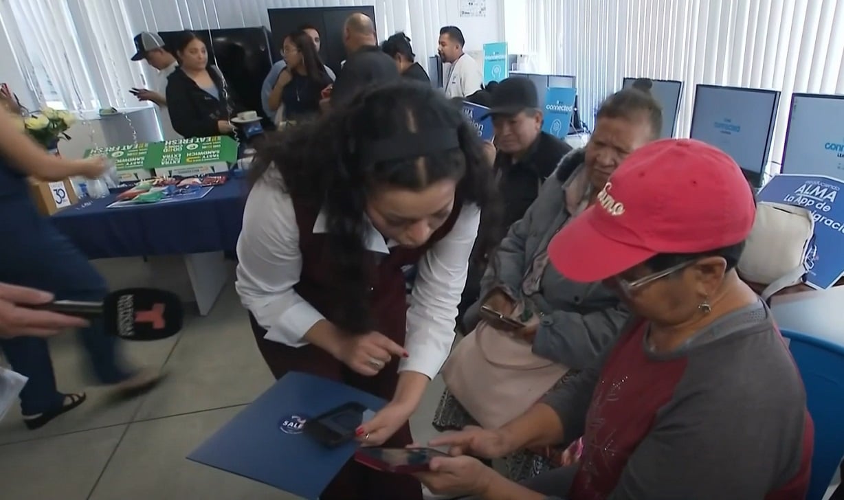 Alma, la app que ayuda a migrantes. (Captura de pantalla © Telemundo)