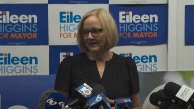 Alcaldesa electa de Miami, Eileen Higgins. (Captura de pantalla © Associated Press-YouTube)