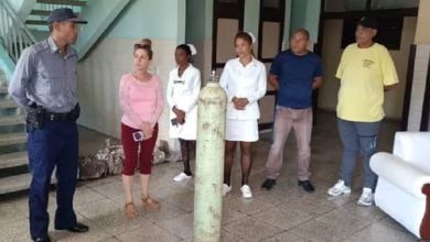 Las autoridades celebraron la recuperación del balón de oxígeno. (Foto © Entérate con Aytana Alama-Facebook)