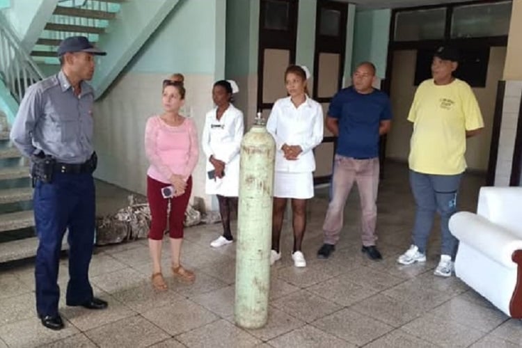 Las autoridades celebraron la recuperación del balón de oxígeno. (Foto © Entérate con Aytana Alama-Facebook)