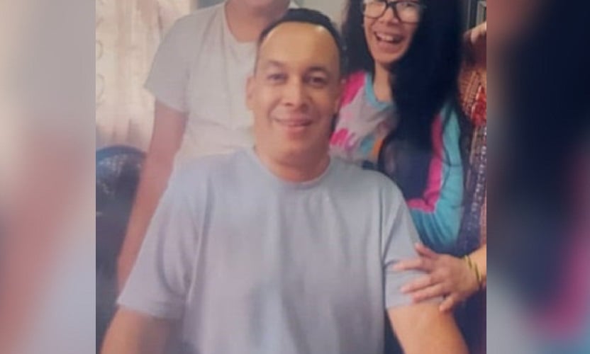 El hombre fue agredido a plena luz del día. (Foto © News Central Guyana-Facebook)