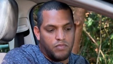 El cubano trabaja como repartidor, pese a las dificultades. (Captura de pantalla © Javier Díaz-YouTube)