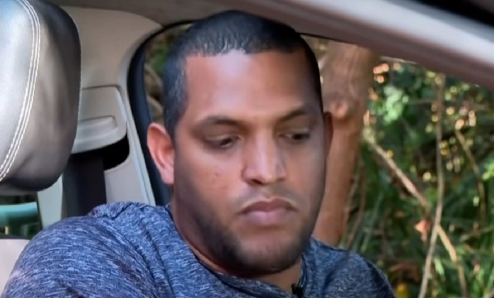 El cubano trabaja como repartidor, pese a las dificultades. (Captura de pantalla © Javier Díaz-YouTube)