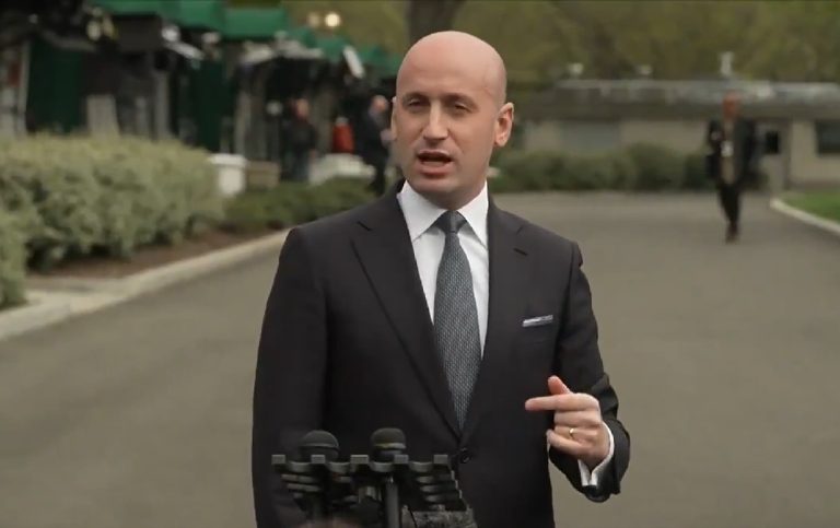 Asesor de Trump recomienda deportar a todos con solicitudes de asilo pendientes