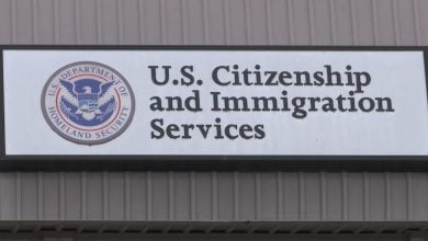 Imagen ilustrativa de una oficina de USCIS. (Captura de pantalla © WKRN News 2-YouTube)