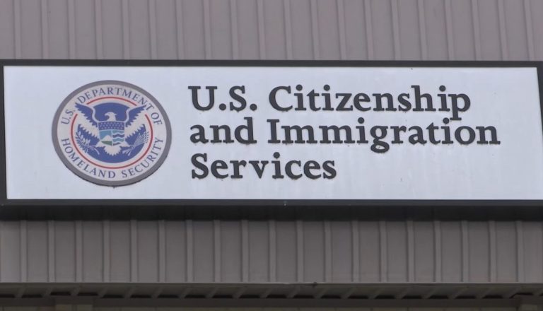 Juez ordena a USCIS reanudar trámites migratorios para Cuba y otros 38 países