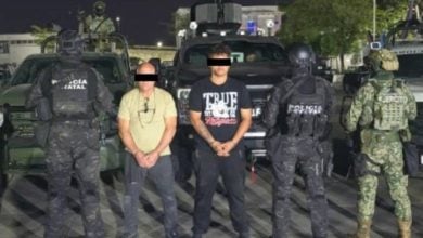 Los detenidos portaban varias bolsas de droga. (Foto © ElMundoInforma1-Twitter)