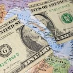 Imagen ilustrativa de un dólar estadounidense, que ha alcanzado hasta los 500 CUP en el mercado informal de divisas. (Foto © Asere Noticias)