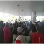 Cientos de cubanos se reunieron para recibir una supuesta ayuda. (Captura de pantalla © Ernesto Morales- Facebook)