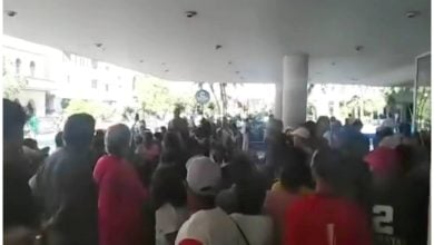 Cientos de cubanos se reunieron para recibir una supuesta ayuda. (Captura de pantalla © Ernesto Morales- Facebook)