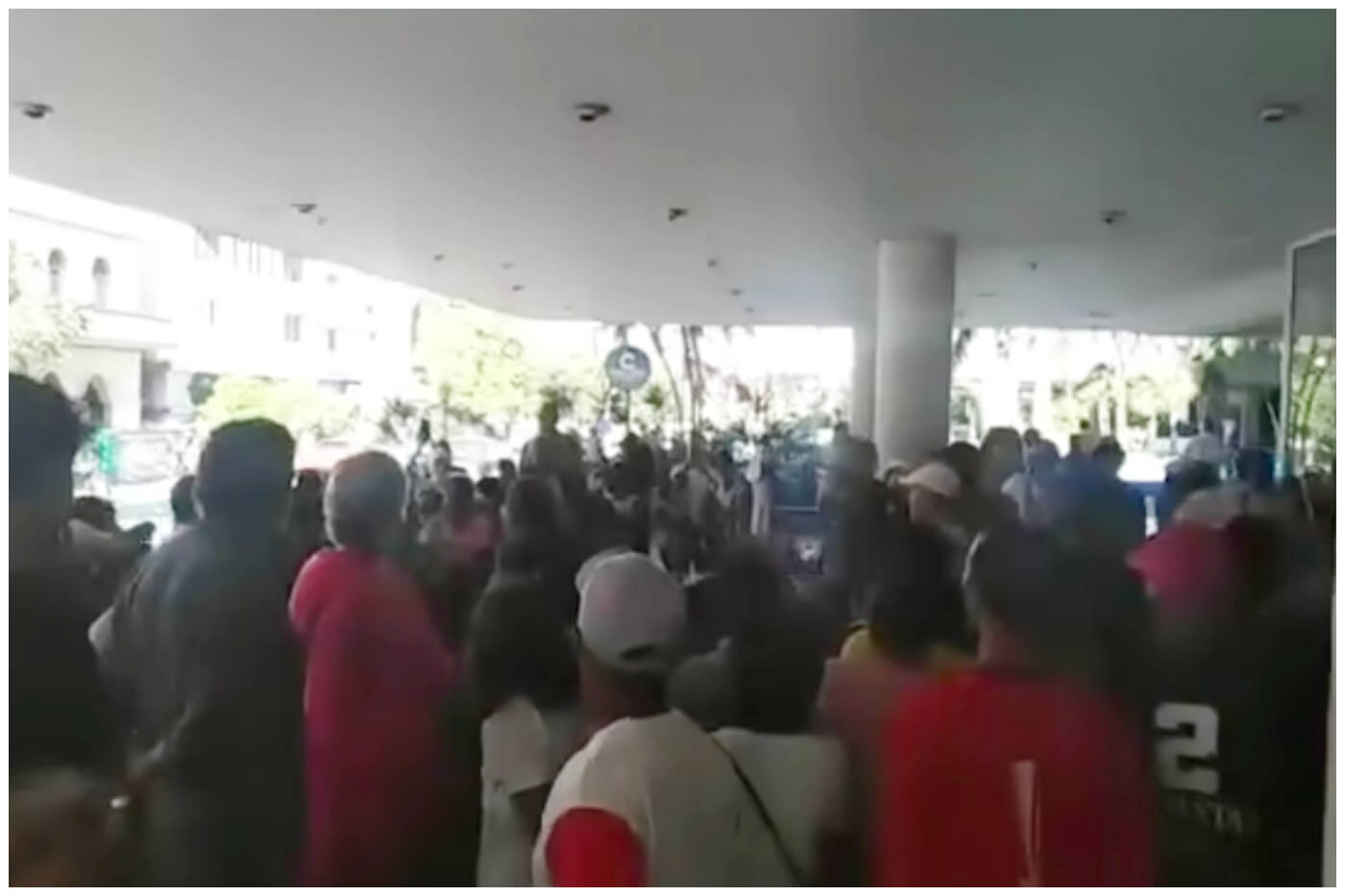 Cientos de cubanos se reunieron para recibir una supuesta ayuda. (Captura de pantalla © Ernesto Morales- Facebook)