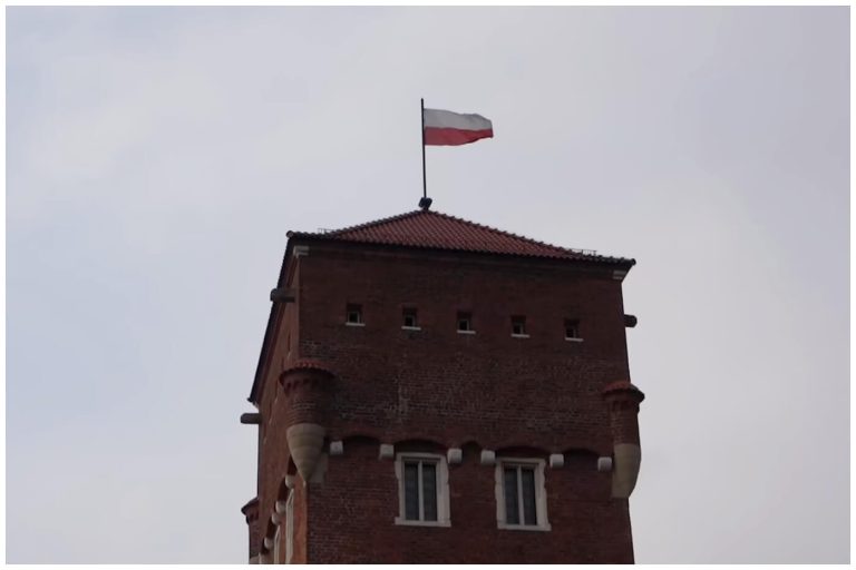 Polonia hace historia: tribunal nacional declara ilegal al Partido Comunista