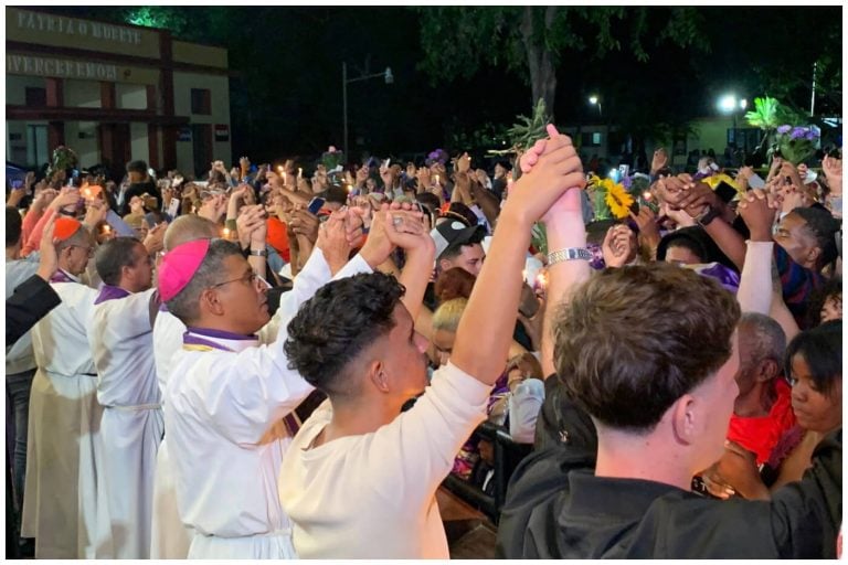 Miles de peregrinos cubanos llegan a El Rincón para adorar a San Lázaro