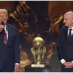 Trump fue condecorado por el titular de la FIFA. (Captura de pantalla © Diario AS- YouTube)